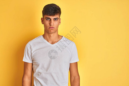年轻印度男子身着白色T恤图片