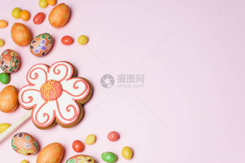 复活节姜饼甜的甘蔗和粉红色背景的小装饰鸡蛋图片