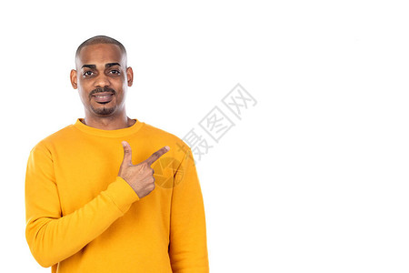身着黄色球衣的非裔洲男子白种图片