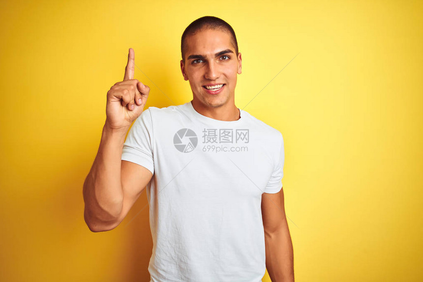 年轻caucasian男子穿着白色短袖圆领汗衫图片