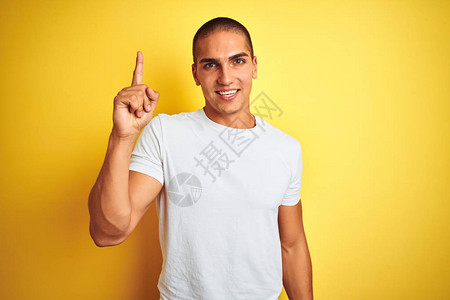 年轻caucasian男子穿着白色短袖圆领汗衫图片