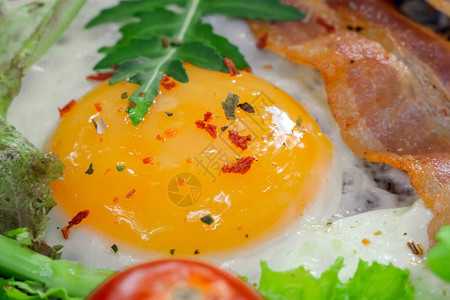 培根煎早餐的蛋黄酮饮食蛋白质背景图片