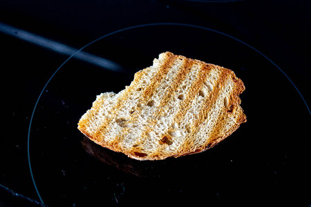一片深色背景上的吐司面包图片