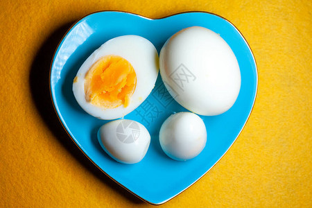 煮鸡蛋和半分一半的鸡蛋盘子上背景图片