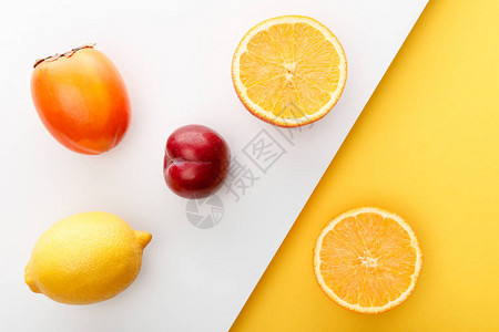 黄色和白色背景的橙色半径persimmon柠檬和苹果图片