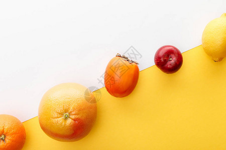 黄色和白色背景的橙子葡萄油柠檬双西蒙和苹果图片