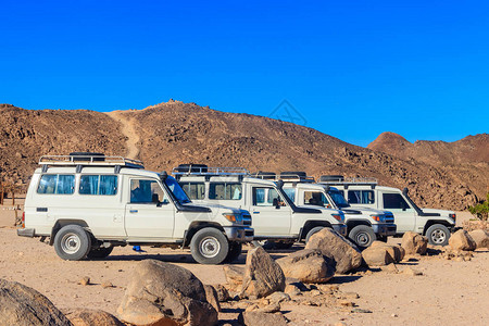 埃及Hurghada附近阿拉伯沙漠Bedouin村SUV图片