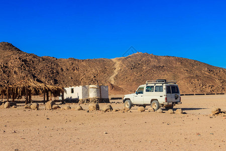 埃及Hurghada附近阿拉伯沙漠Bedouin村SUV图片