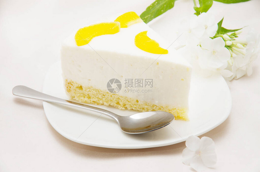 白盘桃子芝士蛋糕图片