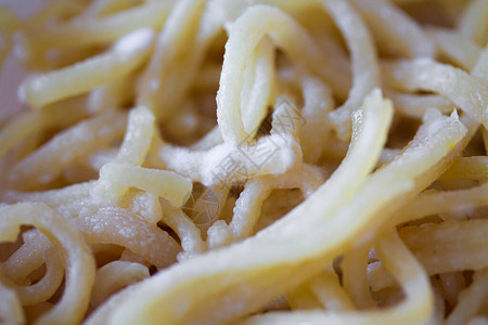 变质的带霉菌的意大利面带有白色青霉孢子的意大利面或条旧食物特写背景图片