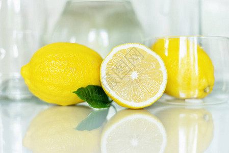 黄色新鲜柠檬在玻图片