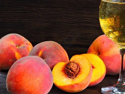 桃酒和桃子一杯桃酒和桃子图片