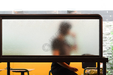 妇女坐在现代咖啡店里喝咖啡图片