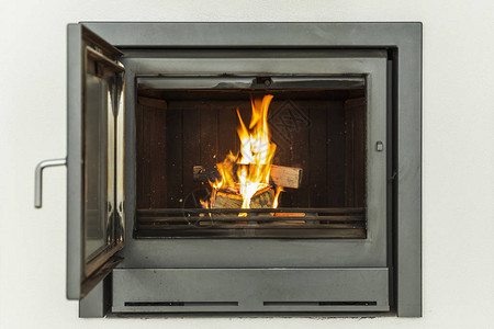 豪华的现代设计壁炉燃烧木柴图片