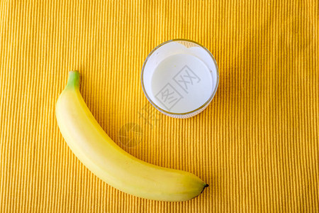 黄纸巾上的香蕉和奶制品顶端风景为健图片
