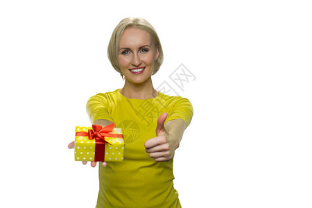 微笑的女人拿着礼物盒图片