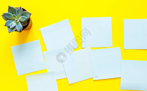 彩色便条纸张贴提醒文件便条纸提醒文本的空白位置黄色背景上的一组不图片