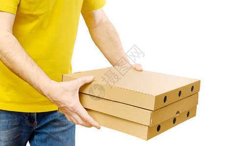 穿黄色衬衫的送货员携带着白背景孤立的披萨盒快餐服务图片