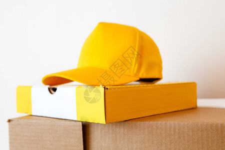 黄色帽子的照片空白色背景上的披萨盒图片