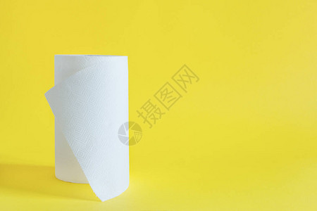 黄色背景的纸巾卷子家图片
