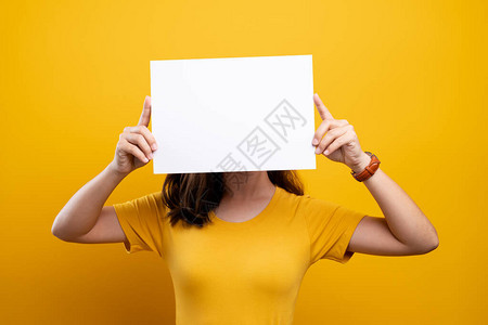 女人用白纸遮脸图片