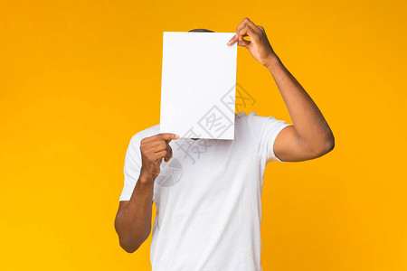 无法辨认的非裔美国人脸面遮盖着白皮书图片