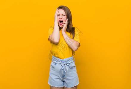 年轻少女穿着黄色的衬衫哭泣和图片