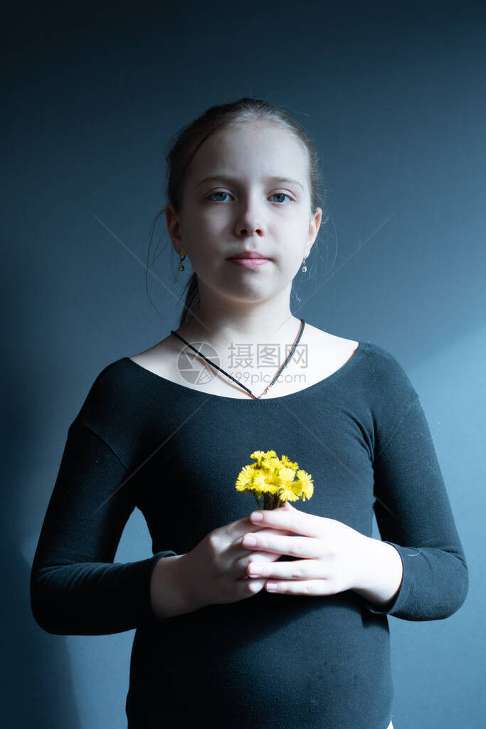 画室里一个带着黄色花朵的小女孩的画像图片