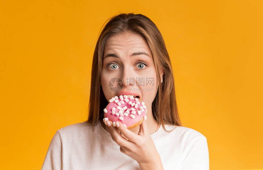 女孩食用甜圈偏爱不健康的食品以脸面表白横扫黄图片