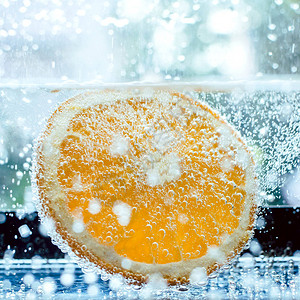 水中有气泡的橙子图片