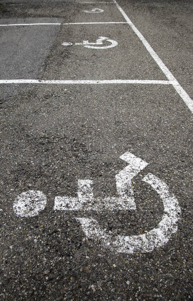 沥青上的残疾人标志残疾人信图片