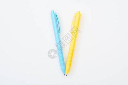 黄色和蓝色交叉铅笔的顶部视图背景图片