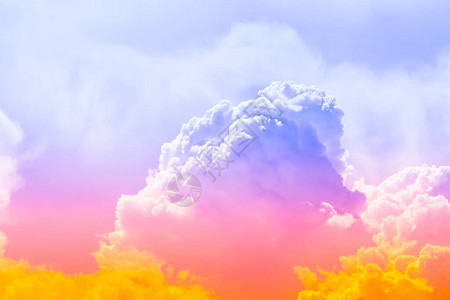 天空中浮云天空和云层中粉红紫色和橙色的烟雾上有图片