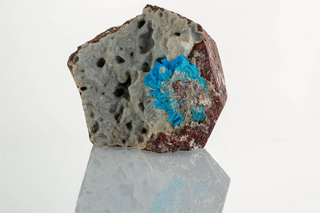 白色背景特写上的宏观石矿物五角石高清图片