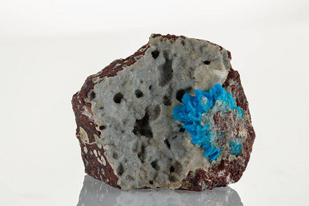 白色背景特写上的宏观石矿物五角石高清图片