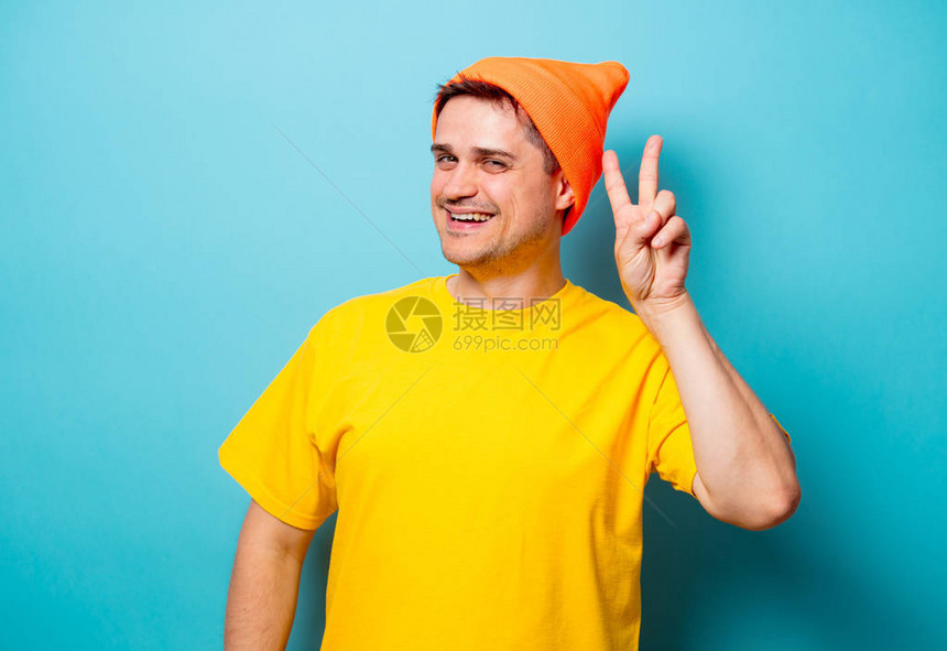穿黄色T恤和蓝底橙色帽图片