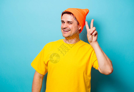穿黄色T恤和蓝底橙色帽图片