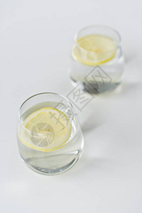 两杯柠檬纯净水图片