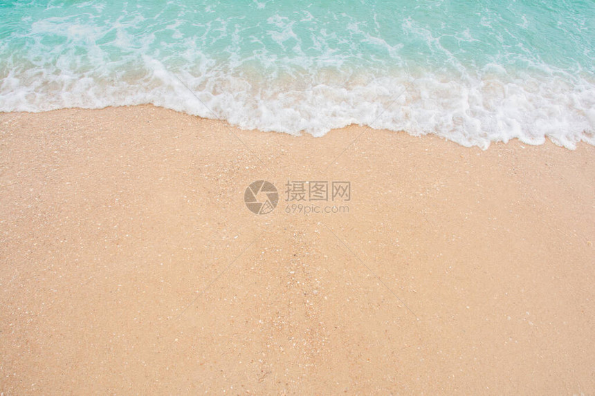 空沙滩上的软海浪带复图片