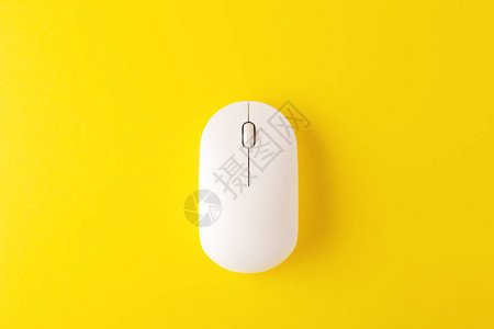 黄色背景的白无线鼠标图片
