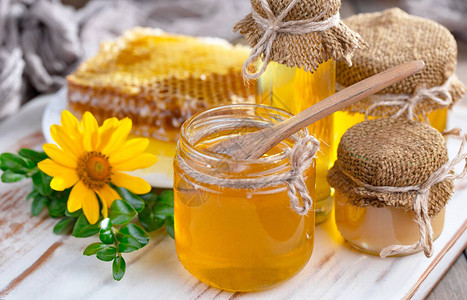 蜂蜜在一个罐子中的蜂蜜有图片