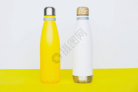 现代可再利用的生态友好型不锈钢热瓶装在背景上复制空间零废物图片