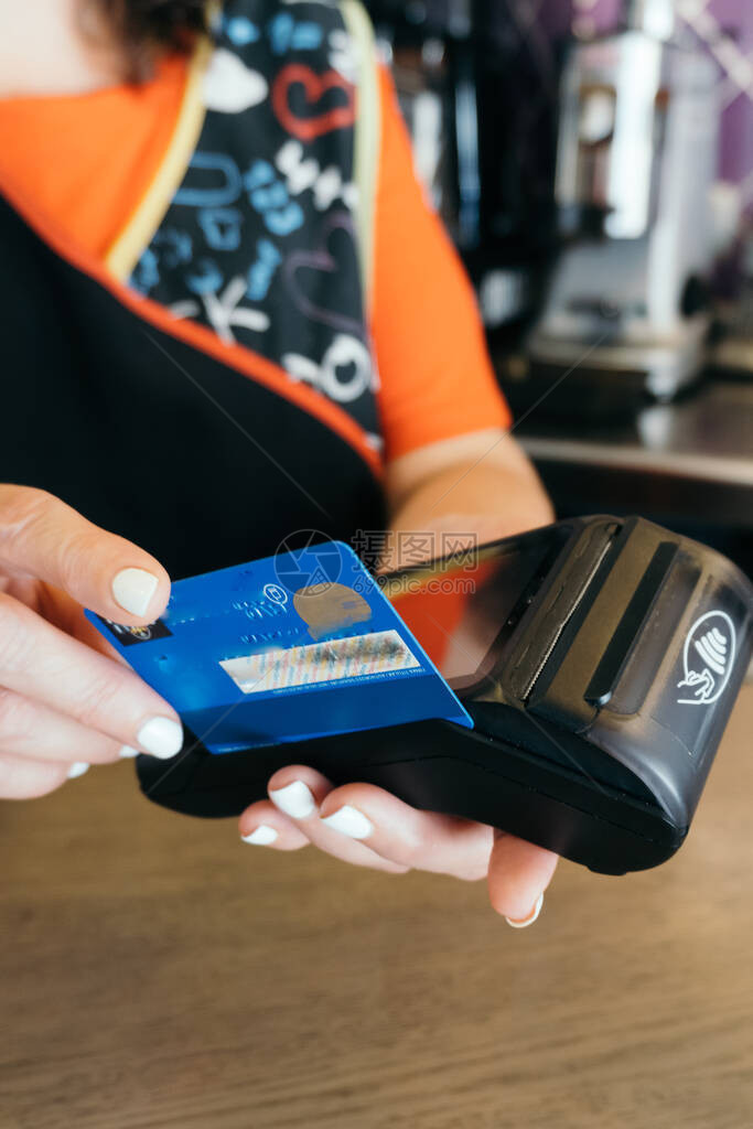 在付款终点站支付信用卡时的图片