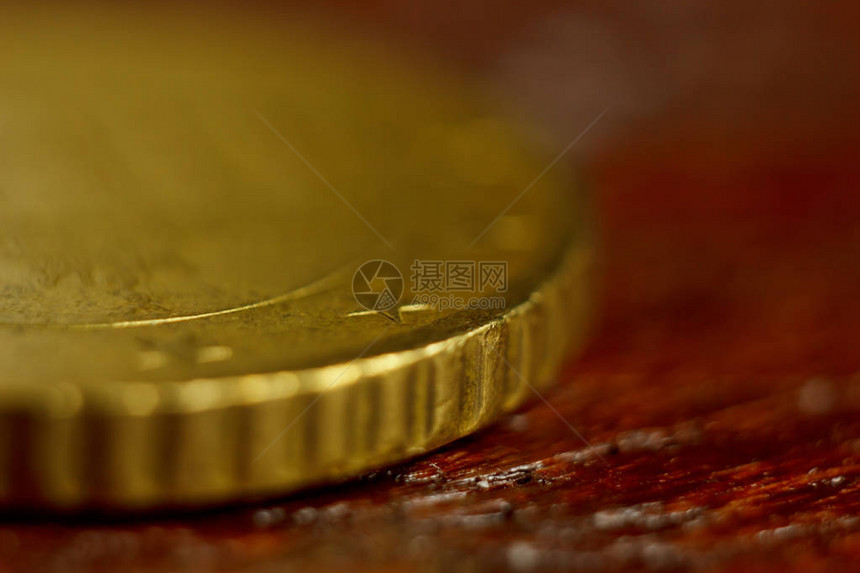 边缘欧元硬币宏孤立在黑色背景上金属钱的细节图片