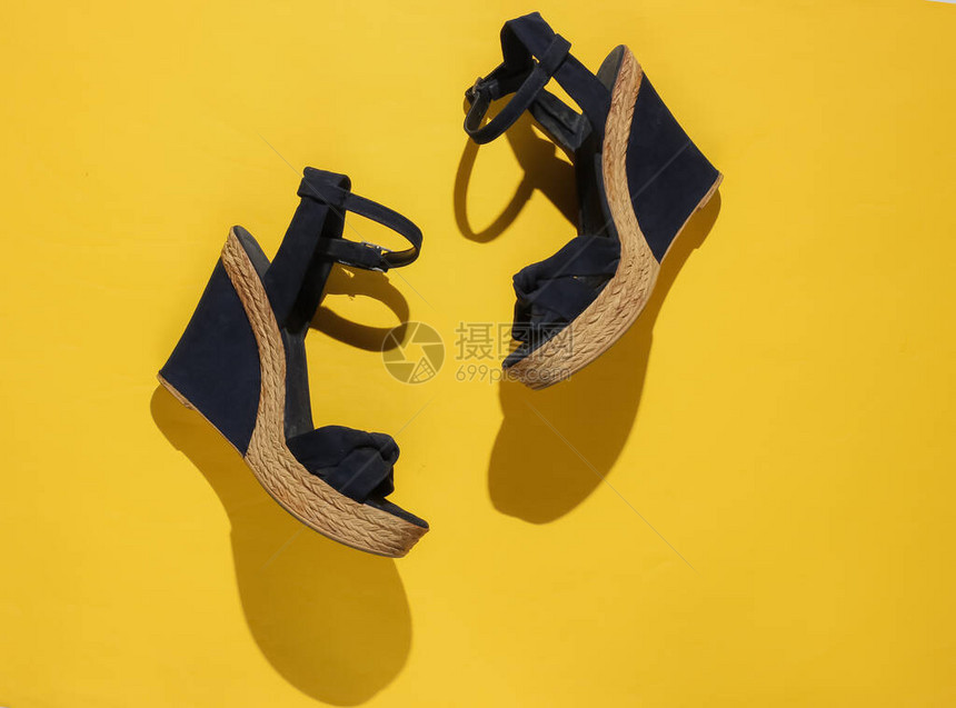 时尚女凉鞋有黄色背景的平台夏季鞋工作室拍摄最起码的时尚生图片
