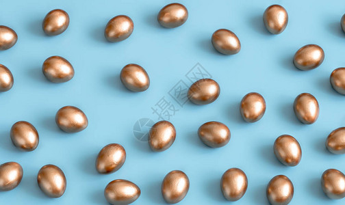 蓝底的金复活节彩蛋背景复活节日的概图片