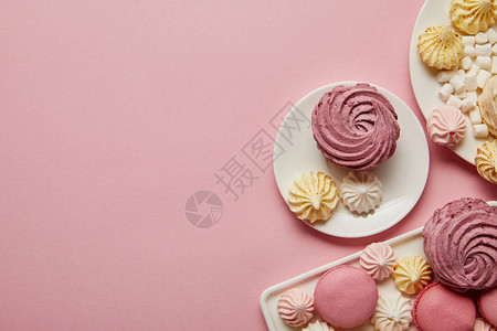 粉色白色和黄色蛋白马卡龙和粉色背景棉花图片