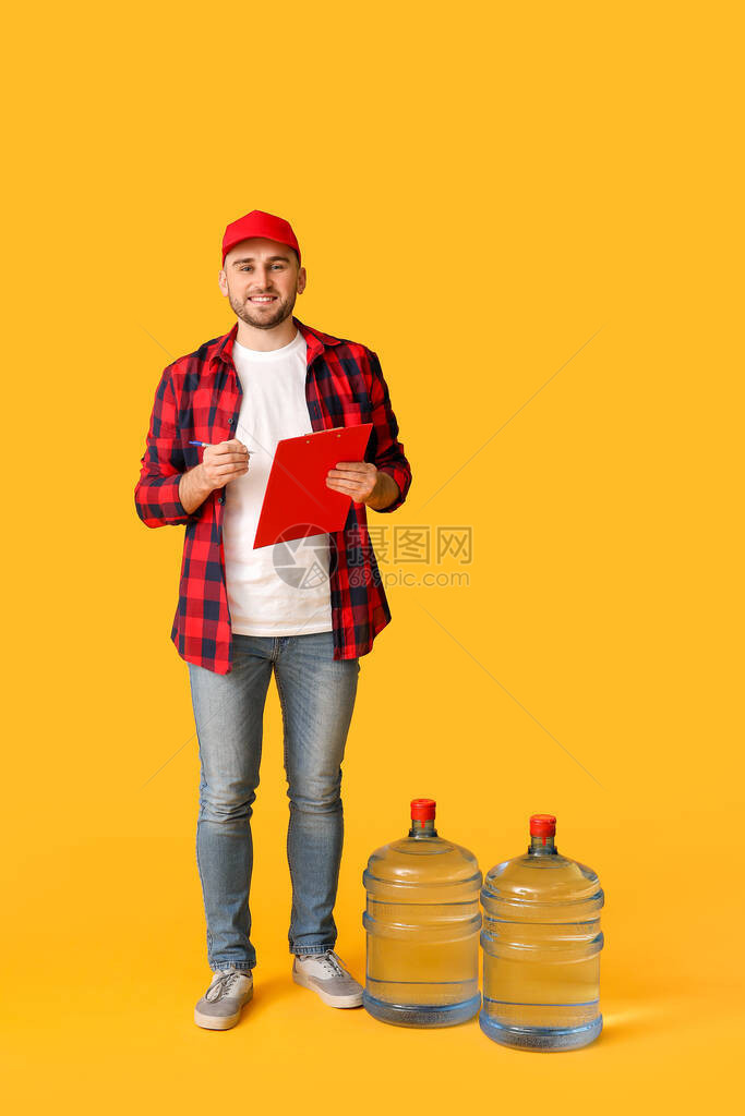 带瓶装水的送货员在彩色背景图片