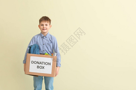 彩色背景捐款的小男孩图片