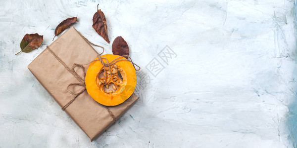 节日食品和礼品盒秋天秋天万圣节和感恩节的概念礼物盒图片